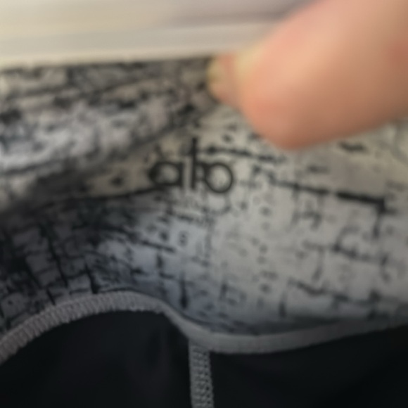 Grey and black pattern Alo Leggings - Picture 3 of 3